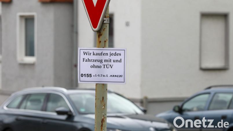 Ob an Verkehrszeichen oder Ampeln. Amberg wurde zuletzt geflutet mit Schildern, die für den Verkauf des eigenen Autos werben. Bild: Wolfgang Steinbacher