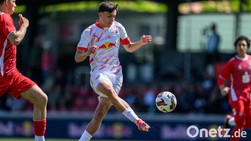 Toni Langsteiner (am Ball/Szene aus einem früheren Spiel) spielt auch in der U19 mit RB Leipzig in der Bundesliga eine gute Rolle. Bild: Langsteiner/privat