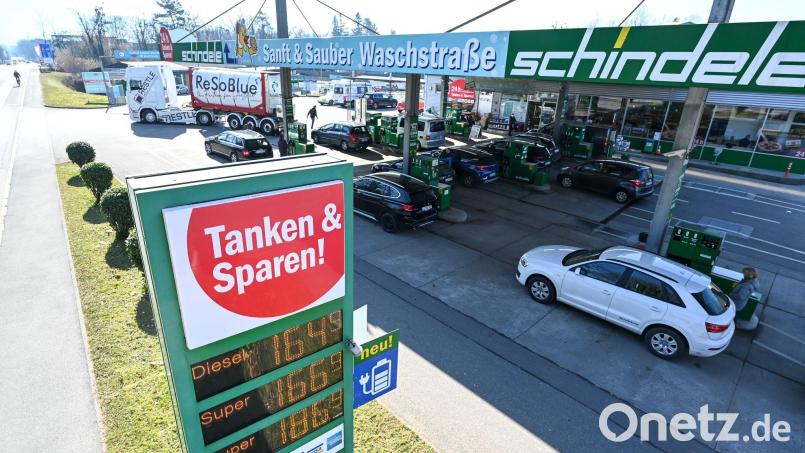In Österreich tankt es sich in der Regel günstiger - das liegt aber nicht daran, dass die Preise nur einmal pro Tag angehoben werden dürfen. (Symbolbild) Bild: Felix Kästle/dpa