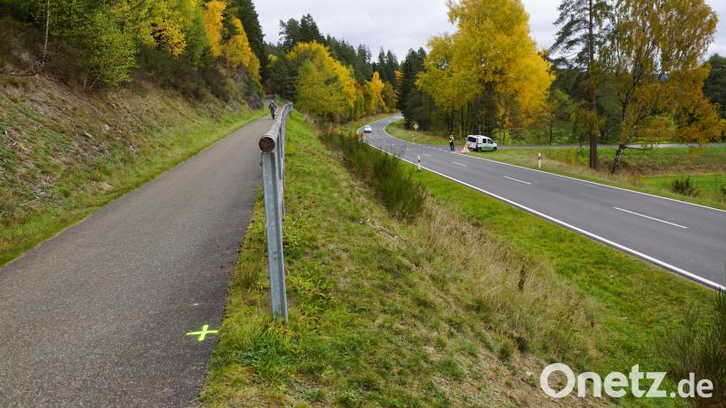 Einen Tag nach der Gemeinderatssitzung wurde mit den Vermessungsarbeiten für die geplanten Veränderungen am Radweg (links) begonnen. Das grüne Kreuz dort markiert den Punkt, ab dem der Radweg zu der Straße nach Witzlasreuth abgesenkt werden soll. Bild: bkr