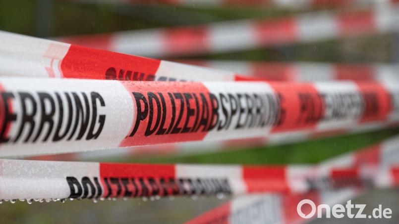 Die Polizei sperrte den Fundort ab. Nun gibt es ein rechtsmedizinisches Gutachten. Symbolbild: Sebastian Kahnert/dpa