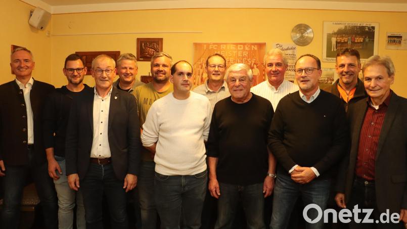 Die anwesenden Kandidaten der Gemeinderatsliste der CSU Rieden Vilshofen, zusammen mit MdL Harald Schwartz (links), Bürgermeister Erwin Geitner (Dritter von links), Altbürgermeister Gotthard Färber (Achter von links) und CSU Ortsvorsitzendem Josef Weinfurtner (rechts). Bild: mrr