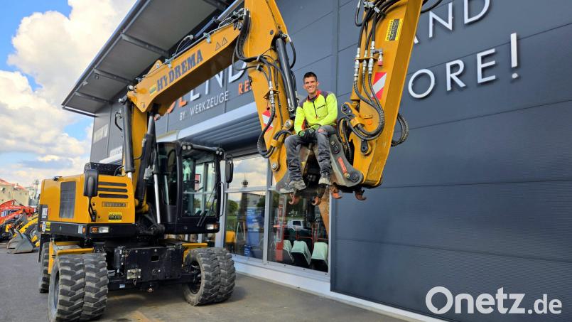 Mit schwerem Gerät ist Moses Dick gut vertraut. Große Bagger wie das Exemplar auf diesem Foto gehören zwar nicht zum Fuhrpark seiner Firma, aber er leiht derartige Baumaschinen bei Bedarf aus. Bild: lnz