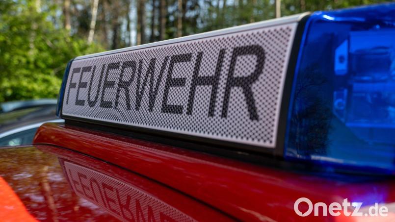 Mitarbeiter eines Pflegedienstes bemerken Rauch in einem Haus in Niederbayern und setzen einen Notruf ab. (Symbolbild) Bild: Pia Bayer/dpa