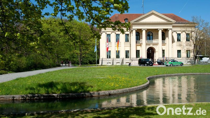 Ein Mann ist im Krankenhaus gestorben, nachdem er leblos im Brunnen in der Nähe des Prinz-Carl-Palais entdeckt und reanimiert wurde. (Archivbild) Bild: Sven Hoppe/dpa