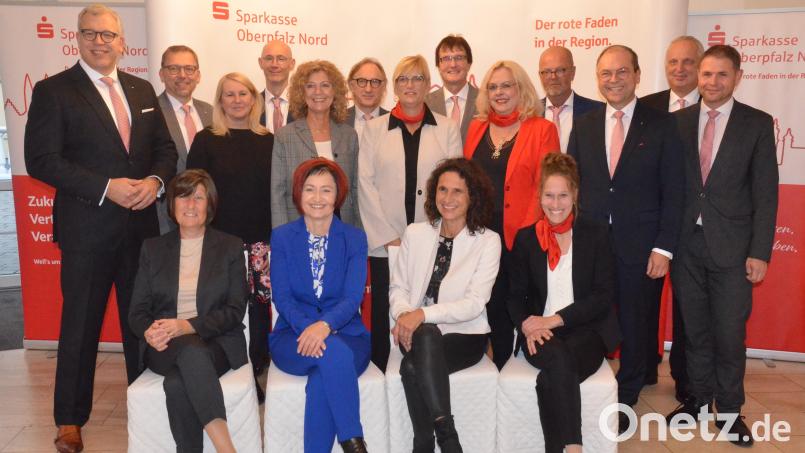 Treue Mitarbeiterinnen und Mitarbeiter würdigte die Sparkasse Oberpfalz Nord. Bild: Helmut Kunz/Sparkasse Oberpfalz Nord