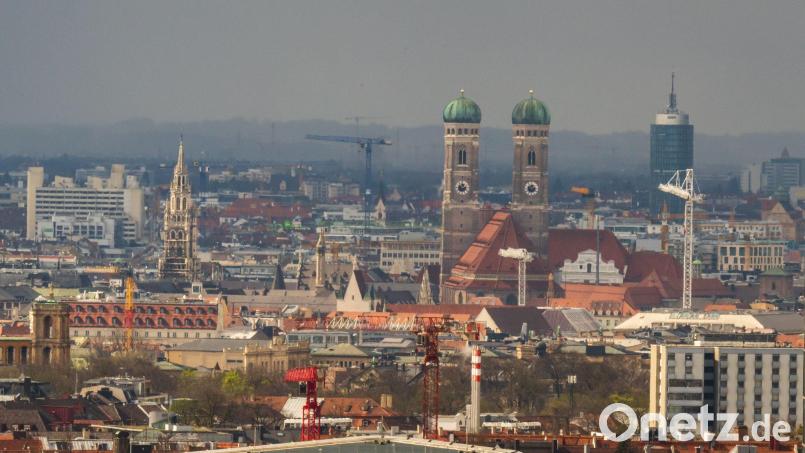 Das Zentrum der Münchner Innenstadt mit den markanten Türmen der Frauenkirche, die lange als Maßstab für neu geplante Hochhäuser galten. (Archivfoto) Bild: Peter Kneffel/dpa