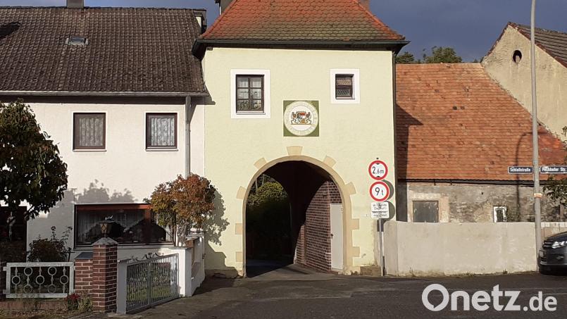 Einen Antrag, den Dießfurter Torturm aus der bayerischen Denkmalliste zu streichen, will die Stadt Pressath nicht unterstützen. Vielmehr sollten alle Beteiligten gemeinsam Sorge tragen, dass das historische Bauwerk in denkmalwürdigem Zustand bleibt. Bild: Bernhard Piegsa