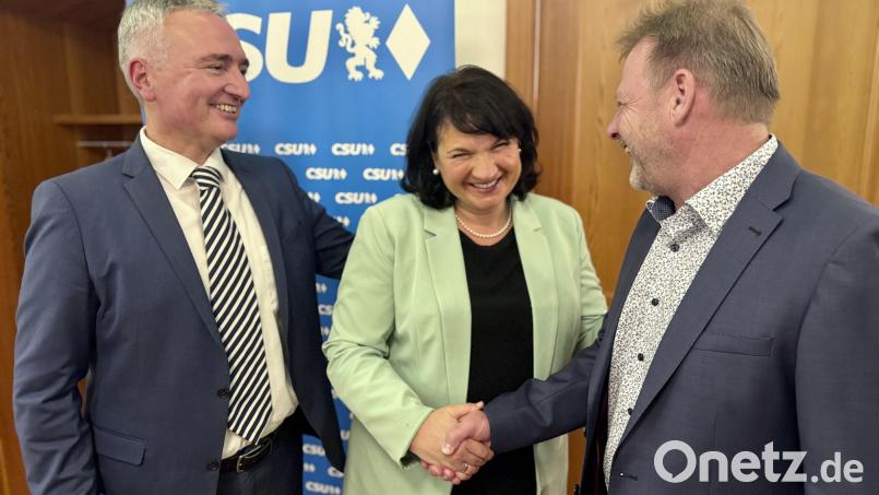 Barbara Gerl ist die Kandidatin der CSU für die Bürgermeisterwahl in Freudenberg. CSU-Kreisvorsitzender und Landtagsabgeordneter Harald Schwartz und der amtierende Bürgermeister Alwin Märkl (rechts) gratulieren. Bild: gri