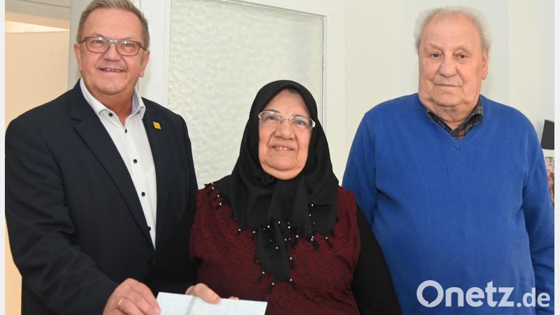 Vesihe und Müslüm Karakus fierten Diamantene Hochzeit. Bürgermeister Martin Preuß gratulierte mit Amberger Stadtgeld. Bild: gf