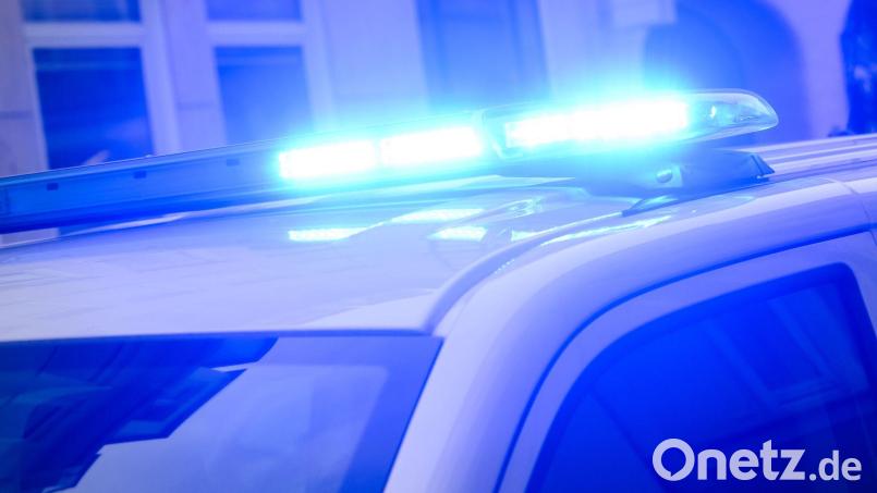 Durch das Fenster einer Wohnung wirft ein Unbekannter einen brennenden Feuerwerkskörper. (Symbolbild) Bild: Julian Stratenschulte/dpa