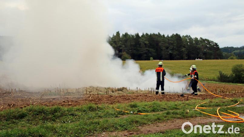 Eine nicht angekündigte Großübung fand am Samstagnachmittag bei Ohrenbach statt und forderte die Einsatzkräfte über zweieinhalb Stunden. Ein Feld wurde entzündet. Bild: jma