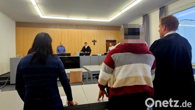 Der Angeklagte (Zweiter von rechts) soll im März 2024 mit dem Auto vor der Polizei geflüchtet sein. Neben ihm steht sein Anwalt Patrick Konze, links die Dolmetscherin. Bild: blf