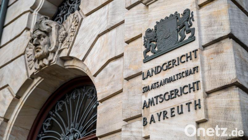 Der Mann soll seiner Ex-Partnerin mit einem Messer zahlreiche Stiche zugefügt haben. (Symbolbild) Bild: Daniel Vogl/dpa