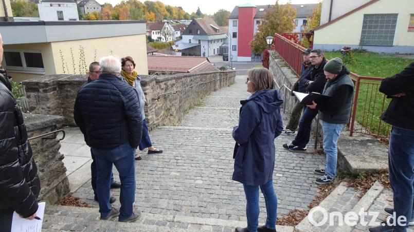 Parkplätze am unteren Ende des Aufgangs Am Schulbühl und Barrierefreiheit am oberen Ende besprach der Bauausschuss in Neustadt/WN. Bild: ui