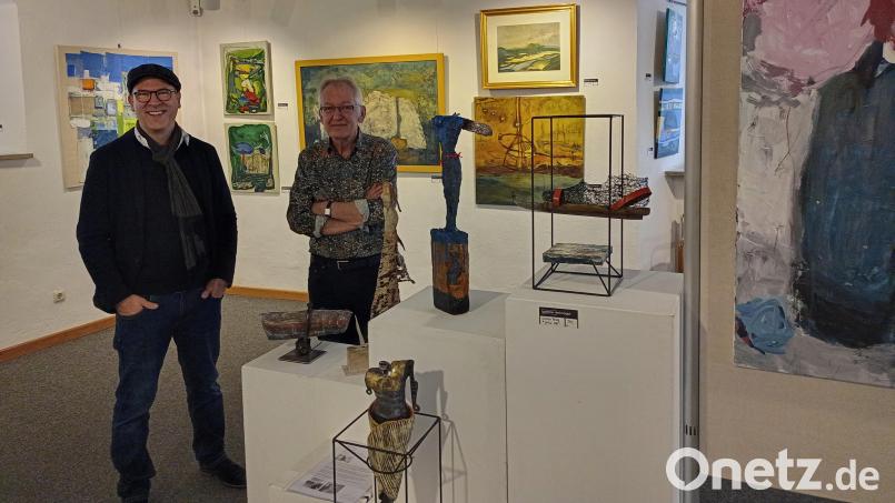 Ago Poy, neuer Inhaber der Galerie Recknagel, und sein künstlerischer Berater Stefan Höger (rechts) haben die erste Ausstellung in der Galerie im Alten Schulhaus konzipiert. Im Fokus stehen norddeutsche und Oberpfälzer Künstler, die sich in ihren Werken mit dem Spannungsfeld Natur und Mensch auseinander setzen. Bild: Hladik
