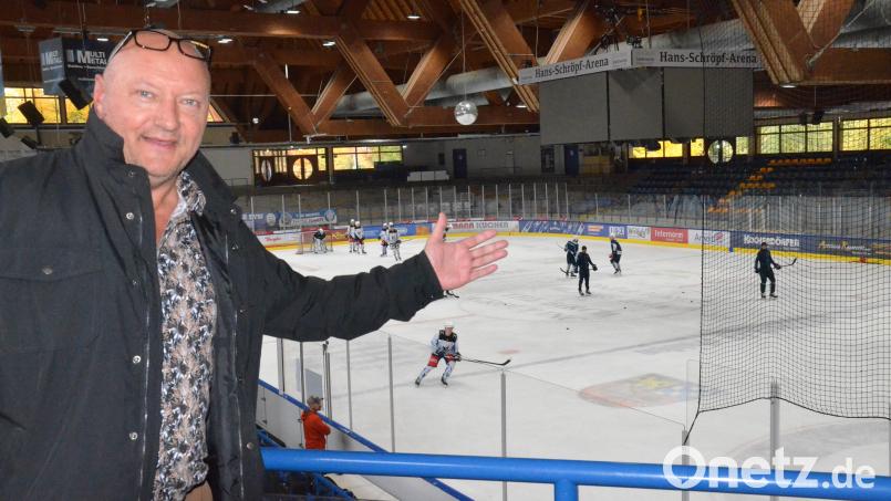 Wo am Mittwoch noch die Blue Devils trainieren, wird am 25. Oktober die 30+ Party on Ice steigen, verspricht Joseph Kreutzer, Leiter des Freizeitzentrums. Bild: Kunz
