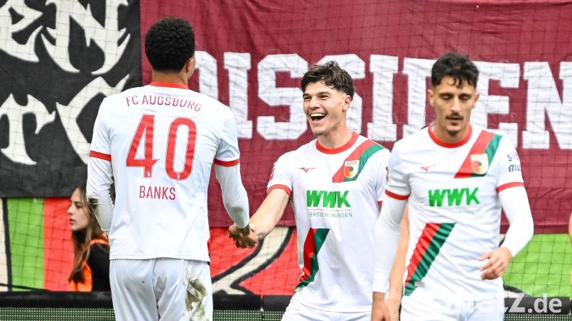 Noahkai Bank (l) und Mert Kömür (M) beim Torjubel. Beim 3:1 gegen Wolfsburg trafen beide Youngster zuletzt. (Archivbild) Bild: Harry Langer/dpa