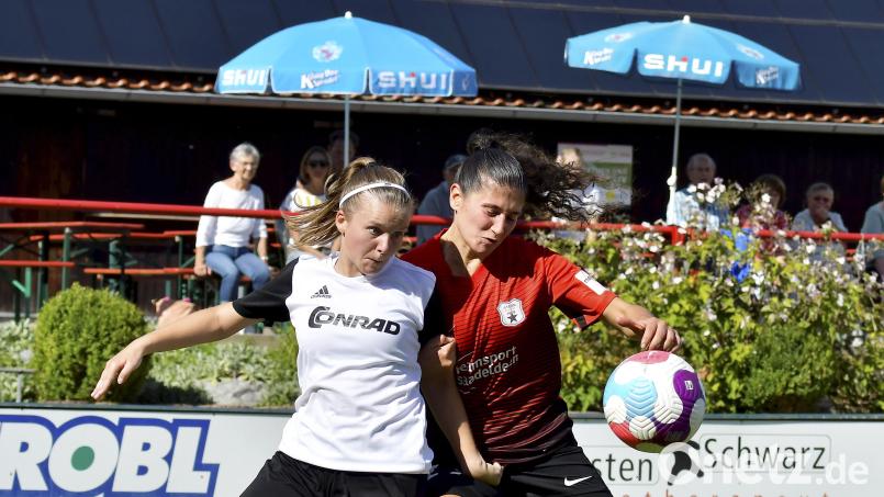 Pia Lehner (links) ist seit längerer Verletzungspause wieder im Kader des TSV Theuern. Archivbild: Hubert Ziegler