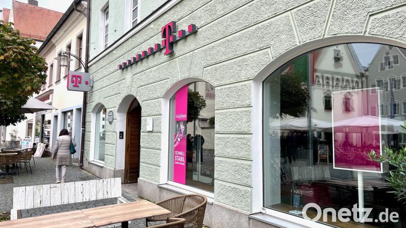 Dunkel und verlassen – am vergangenen Freitag ist der Telekom-Shop am Oberen Markt in Weiden für einen Tag geschlossen. Ein Zettel an der Eingangstür verweist auf die Filiale in der Max-Reger-Halle. Nach dem 30. November verschwindet der Laden für immer. Bild: Gabi Schönberger