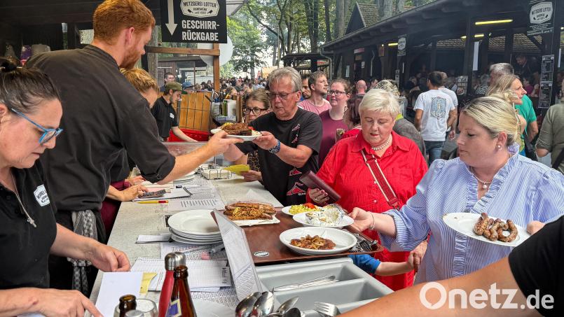 Wenn es mal nicht geregnet hat, war der Berg ruckzuck voll mit Menschenmassen. Auch an beiden Festsonntagen zur Mittagszeit war die Sonne da und es herrschte Hochbetrieb, wie hier an der Lotter-Bude. Bild: stephan.huber@oberpfalzmedien.de