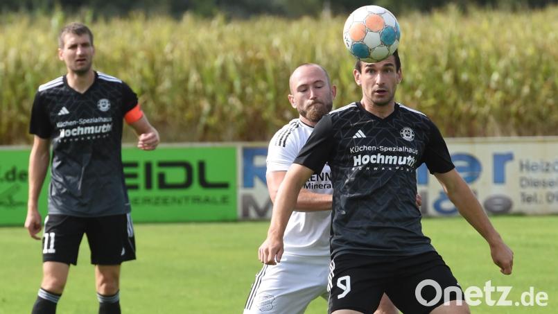 Andras Lorenz (vorne, schwarzes Trikot) und der FC Wernberg haben sich mit einer eindrucksvollen Serie an die Spitzenteams der Bezirksliga Nord herangearbeitet. Am kommenden Sonntag trifft die Mannschaft von Bastian Lobinger mit dem FC Raindorf auf ein solches. Archivbild: Gerhard Büttner