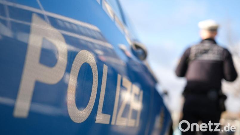Ein 83-jähriger Autofahrer verursacht in Schwandorf einen Unfall und fährt einfach weiter. Ein Zeuge versucht vergeblich, ihn zum Anhalten zu bewegen. Symbolbild: Bernd Weißbrod/dpa