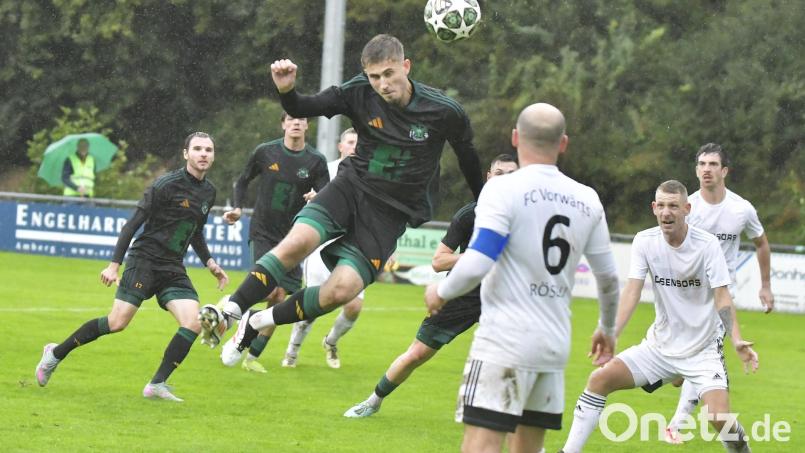 Nach einer Ecke kommt Henrik Brüggen (am Ball) von der DJK Ammerthal angeflogen. Den Höhenflug der vergangenen Spiele gilt es gegen Erlangen-Bruck fortzusetzen. Archivbild: Hubert Ziegler