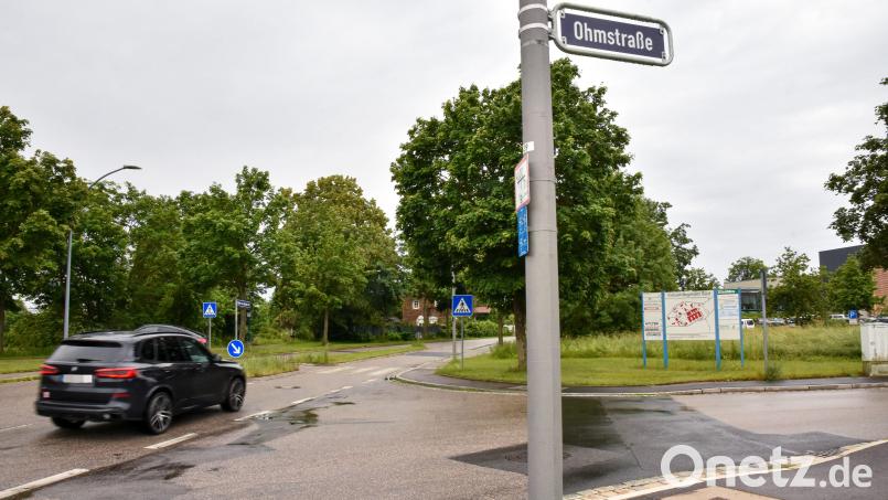 Die Einmündung der Ohmstraße in die Werner-von-Siemens-Straße in Amberg. Hier kommt es wegen des Anschlusses der Kümmersbrucker Westumgehung zu Verkehrsbehinderungen. Bild: Stephan Huber
