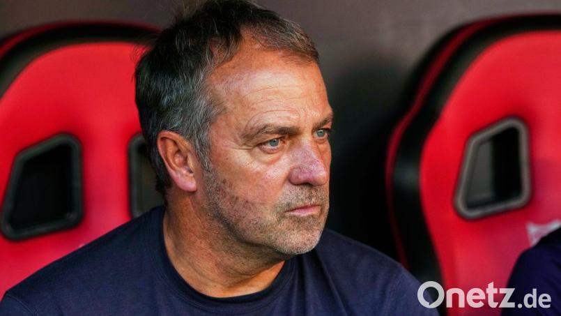 Sieht die Miami-Reise seines Clubs kritisch: Barcelonas Cheftrainer Hansi Flick. (Archivbild) Bild: Jose Breton/AP/dpa