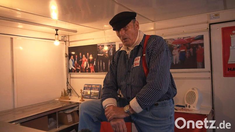 Aale-Dieter, der mit bürgerlichen Namen Dieter Bruhn heißt, steht in seinem Verkaufswagen (Archivbild). Bild: -/dpa
