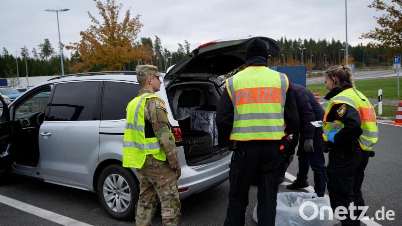 Manche Autofahrer müssen nur ihre Fahrzeugpapiere vorzeigen, andere müssen mit einer längeren Kontrolle rechnen. Die Polizisten durchsuchen auch Kofferräume. Bild: Marco Meier