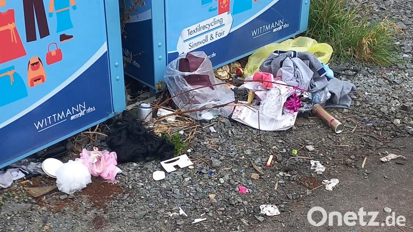 Immer wieder kommt es vor, dass Müll und Unrat neben Sammelcontainern abgelagert werden - so wie hier in Waldsassen. Bild: Stadt Waldsassen/exb