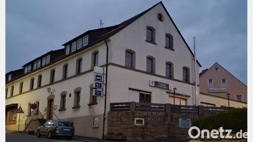 Seit Jahren steht der ehemalige Gasthof &quot;Schwarzer Adler&quot; in Plößberg leer. Die Gemeinde erwarb das ortsprägende Gebäude. Nun gibt es ein erstes Konzept für die langfristige Nachnutzung. Bild: prh