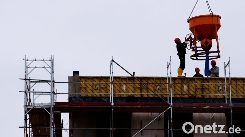 Der Waldershofer Stadtrat gibt grünes Licht für das kommunale Förderprogramm. Das gilt für Modernisierungsmaßnahmen, Fassaden-, Dach- und Umfeldgestaltungen an Gebäuden, die älter als 40 Jahre sind. Symbolbild: Soeren Stache/dpa-zentralbild/dpa