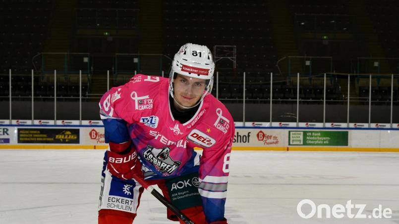 Der EV Regensburg spielt das Heimspiel am Freitag gegen Kaufbeuren im pinken Sondertrikot. Bild: Fotoschmiede MCB