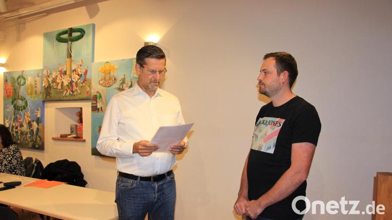 Bürgermeister Roman Berr (links) vereidigte das neue Gemeinderatsmitglied Peter Steger (rechts) aus Etzelwang. Bild: ds