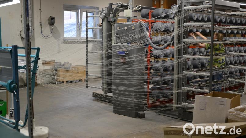 Die Tuchfabrik Mehler ist die älteste in Deutschland, in Tirschenreuth laufen seit 1644 die Fäden zusammen. Das Unternehmen produziert Stoffe für Kleidung, Uniformen oder Möbel, aber auch für Film- und Theaterkostüme. Bild: Thorsten Schreiber