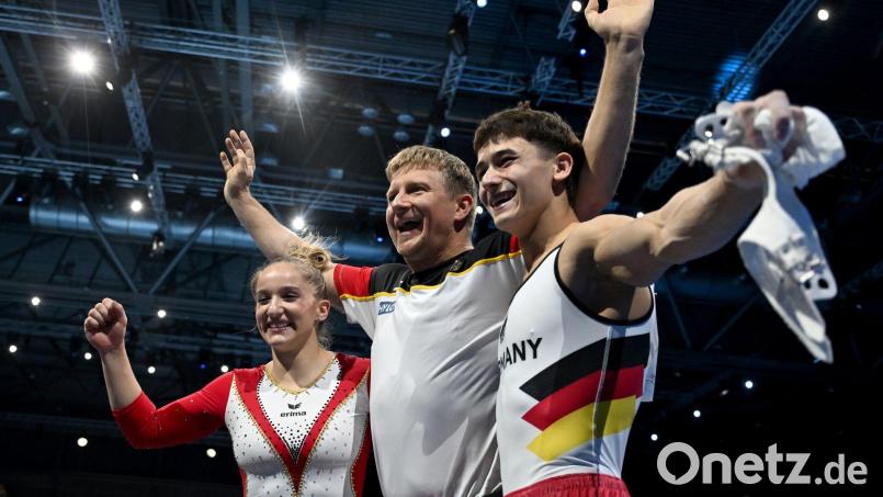 Karina Schönmaier und Trainer Anatol Ashurkov (M) jubeln mit Timo Eder über EM-Gold. Bild: Marijan Murat/dpa