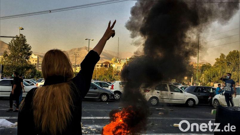 Der Iran will in der Hauptstadt Teheran 80 000 neue Sittenwächter einsetzen, um die Kopftuchpflicht für Frauen konsequenter durchzusetzen. (Archivbild) Bild: Uncredited/AP/dpa