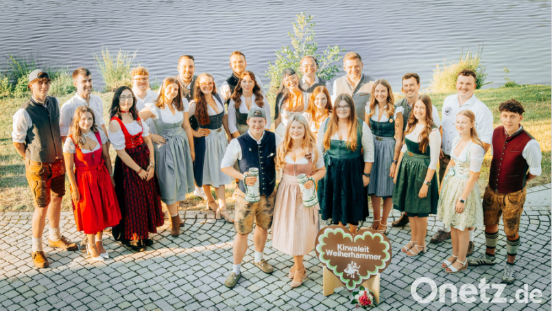 Diese Kirwapaare stehen heuer in Weiherhammer mit den Nachwuchsgruppen zum Baumaustanzen am Sonntag bereit. Bild: bk