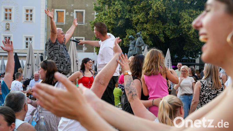 Beste Stimmung am Marktplatz beim Amberger Altstadtfest 2025: Im kommenden Jahr könnte es sogar wieder einmal länger, nämlich drei statt zwei Tage lang laufen. Archivbild: Petra Hartl