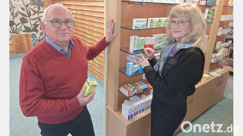 Mit ein bisschen Wehmut nehmen Inhaber Roland Graml und seine Frau Christine Abschied von einem erfüllten Berufsleben in der Schwarzenfelder Rathaus-Apotheke. Bild: bl