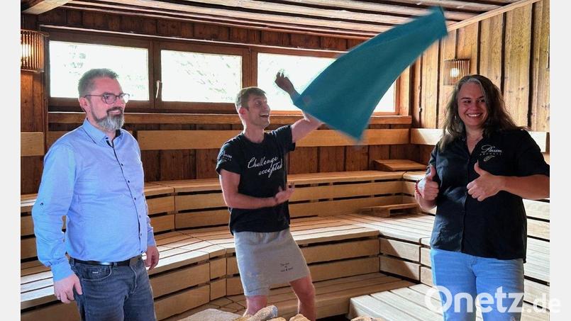 Der Sieger aus dem Vorjahr, Dennis Thiede (Mitte), zeigt schon mal sein Können. Michelle Aures von Passion Aufguss, die Initiatorin der Newcomer Challenge und Kurfürstenbad Amberg-Bäderleiter Michael Gaisa, staunen. Bild: Karoline Gajeck-Scheuck
