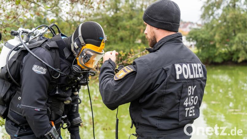 Die letzten Vorbereitungen kurz vor dem Tauchgang: In Wernberg-Köblitz wird ein Gewässer abgesucht. Bild: sbö