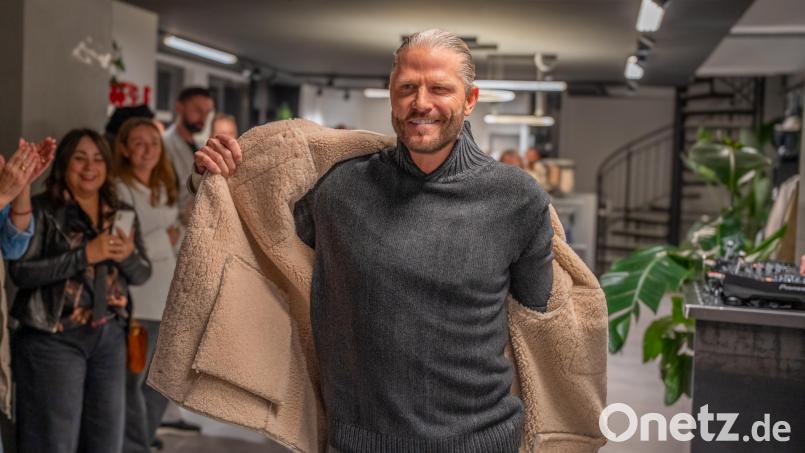 Bei einer kleinen Modenschau präsentierte Ex-&quot;Bachelor&quot; Paul Janke italienische Mode aus dem Sortiment der Boutique. Bild: Marina Gube