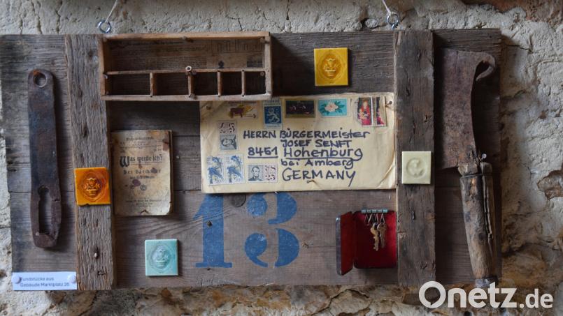 Ein Geschichts-Dokument jüngerer Hohenburger Geschichte: Relikte aus dem Haus "Marktplatz 20" hat Matthias Weigold hier zusammengefügt. Bild: bö