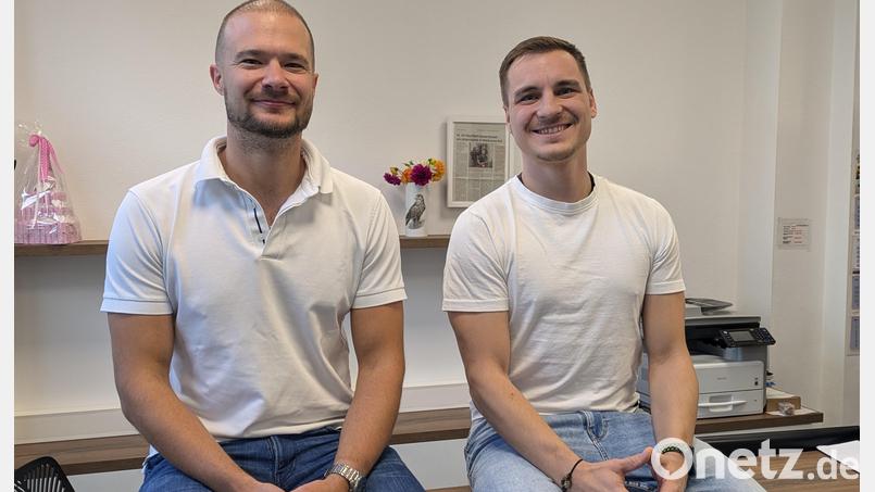 Dr. Petr Kleiner (rechts) gehört ab Januar 2025 als angestellter Allgemeinarzt fest zum Team in der Praxis von Jiří Felilx (links) am Johannisplatz in Waldsassen. Bild: pz
