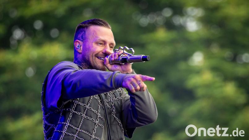 Der deutsche Rapper Kontra K (Maximilian Diehn) hat Taylor Swift von Platz eins in den Album-Charts vertreiben können. (Archivbild) Bild: Daniel Karmann/dpa