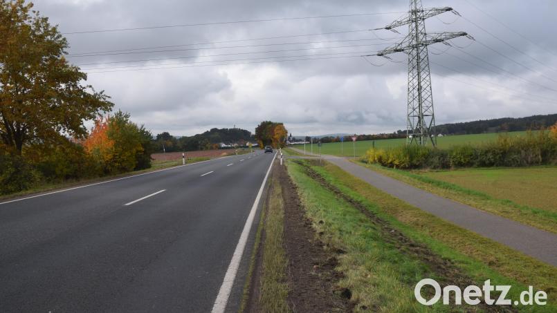 An der Staatsstraße von Weiden nach Etzenricht wäre am Masten des Bayernwerks der Einspeisepunkt ins Netz der gegenüberliegenden Batteriespeicheranlage angedacht gewesen. Das hat der Gemeinderat nun abgelehnt. Bild: fz